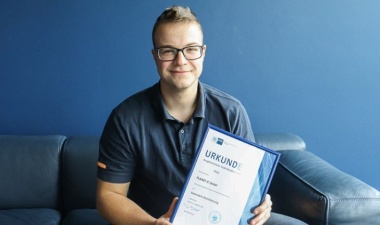 Philipp-mit-unserer-Urkunde.jpg_1877031253