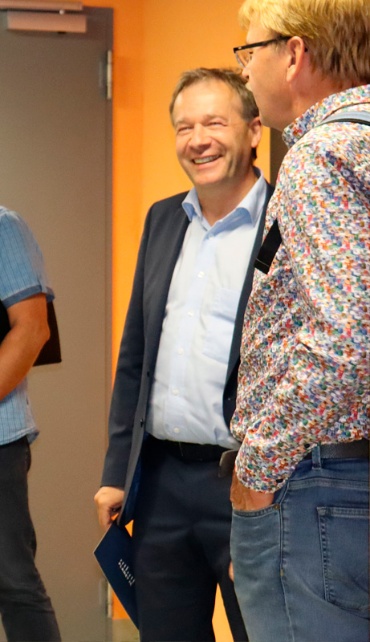 Andreas Scher zeigt unseren Besuchern das Rechenzentrum